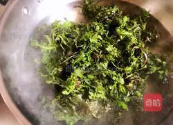 Illustration of how to mix shepherd's purse with dried fragrant 4