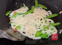 Illustration of how to make fried lotus root slices with snow peas 9