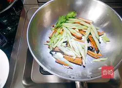  Illustration of how to stir-fry celery until fragrant 5