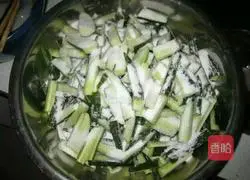 Illustration of how to make pickled cucumbers 8
