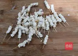 Illustration of how to make toothpick corn skewers 4