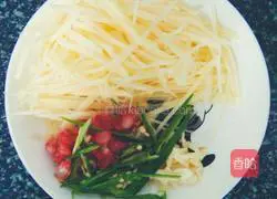 Illustration of how to make fried sausage and shredded potatoes 2