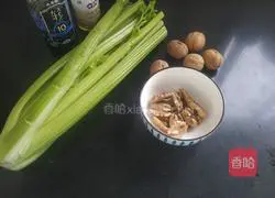 Illustration of how to mix celery and peach kernels 1