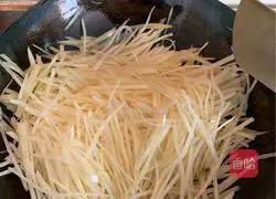 Illustration of how to make spicy potato shreds 2