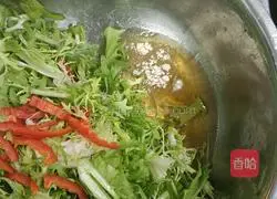 Illustration of how to make raw bitter chrysanthemum 2