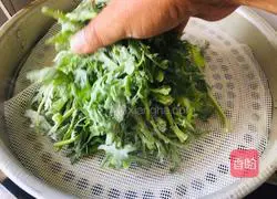 Illustration of how to make fried noodles with steamed chrysanthemum chrysanthemum 5