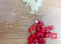 Illustration of how to stir-fry mushrooms with cumin 2