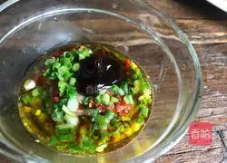 Illustration of how to make lettuce with chili sauce 7
