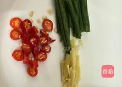 Textbook Illustration of how to make spicy and sour potato shreds 4