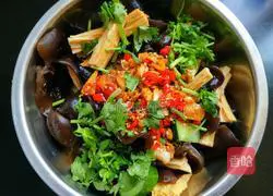 Illustration of how to make cold fungus, yuba and cucumber 18