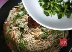 Illustration of how to stir-fry fine dried shreds 6