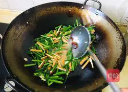 Illustration of how to stir-fry dried tofu with chives and moss 6