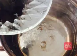 Illustration of how to make black fungus with mustard salad 3