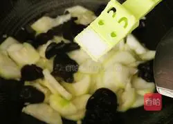 Illustration of how to stir-fry pu melon and fungus 10