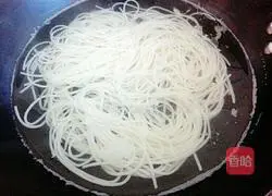 Illustration of how to make cold rice noodles 5