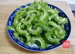 Illustration of how to stir-fry bitter melon 2