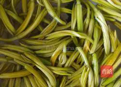 Illustration of how to make stir-fried day lily 1