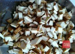 Illustration of how to mix Malantou with dried fragrant seeds 2