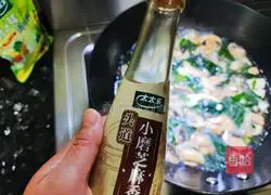 Mushroom, Tofu and Wakame Soup Recipe Illustration 9