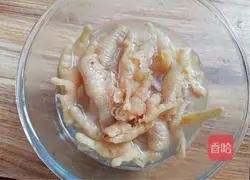 Illustration of how to make spicy and sour boneless chicken feet 7