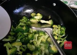  Illustration of how to make garlic broccoli 6
