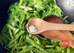 Illustration of how to make garlic water spinach stems 8