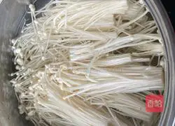 Illustration of how to make fried enoki mushrooms with spicy sauce 2