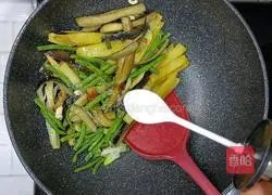 Illustration of how to make fried beans with potatoes and eggplants 16