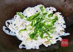 Illustration of how to make fried lotus root slices with green pepper 11