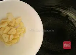 Illustration of how to stir-fry sweet potato leaves 6