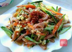 Illustration of how to make red oil cucumber mixed with ear shreds 7