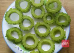 Bitter Melon and Quail Eggs Recipe Illustration 5