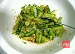 Illustration of how to beat cucumbers with knife 7