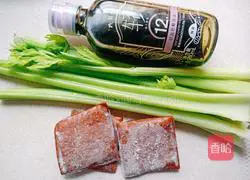 Illustration of how to make fried celery and dried celery 1