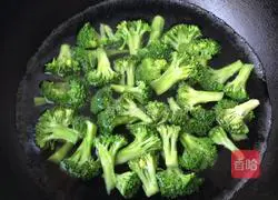 Illustration of how to make garlic broccoli salad 2