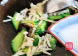 Illustration of how to stir-fry white jade mushrooms, cucumbers and fungus 7