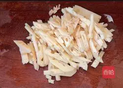 Illustration of how to make spicy shredded lotus root 2