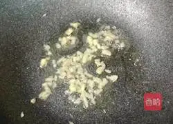 Illustration of how to stir-fry lotus root with double pepper 5