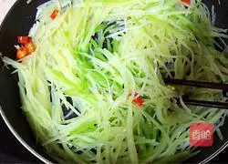 Illustration of how to make spicy and sour green pepper and potato shreds 11