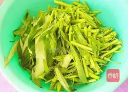 Illustration of how to make stir-fried water spinach 4