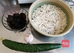 Illustration of how to make stir-fried white jade mushrooms, cucumbers and fungus 1