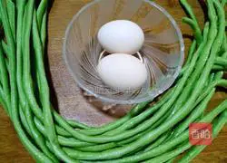 Illustration of how to make fried beans and eggs 2 