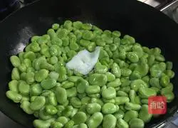 Illustration of how to make stir-fried broad beans 4