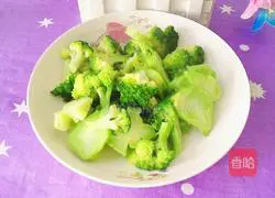 Illustration of how to stir-fry broccoli with bean sprouts 5
