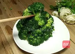 Illustration of how to make broccoli and mashed potatoes Christmas tree 7