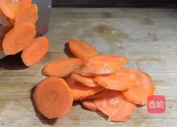 Illustration of how to make spicy fried lotus root slices 2