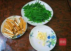 Illustration of how to make stir-fried and dried chive flowers 2