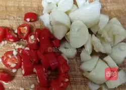 Illustration of how to stir-fry broad beans with Pingxiang sassafras vegetables 3