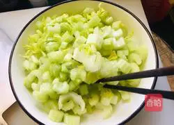 Illustration of how to make pickled celery hearts 4