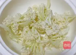 Illustration of how to make cauliflower with tomato sauce 1